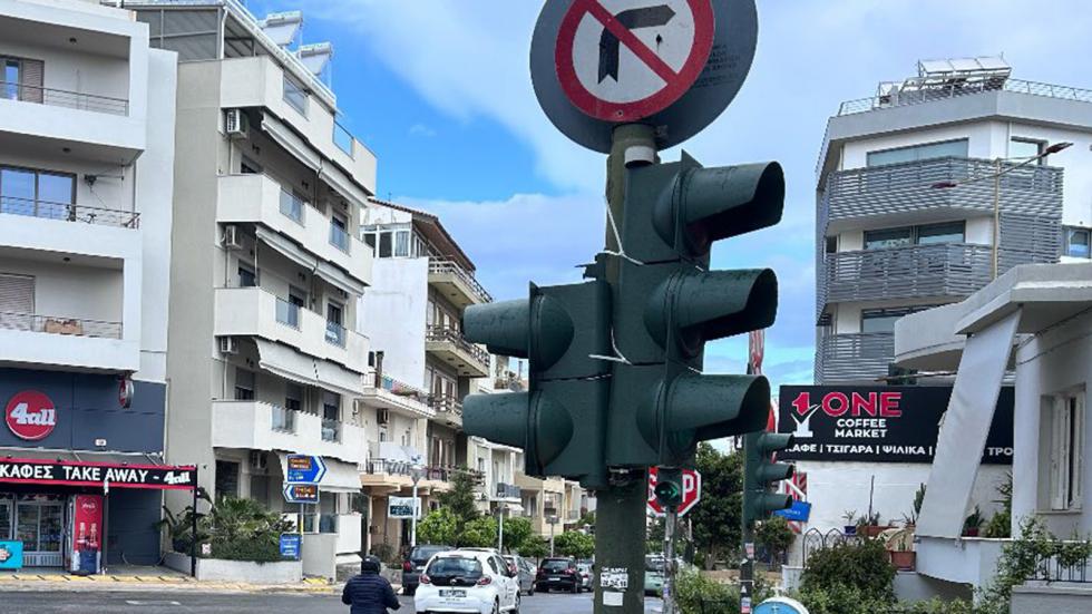 Φανάρι μπαταρισμένο με Tie Wrap «κοιτάει» τους πεζούς και όχι το δρόμο!